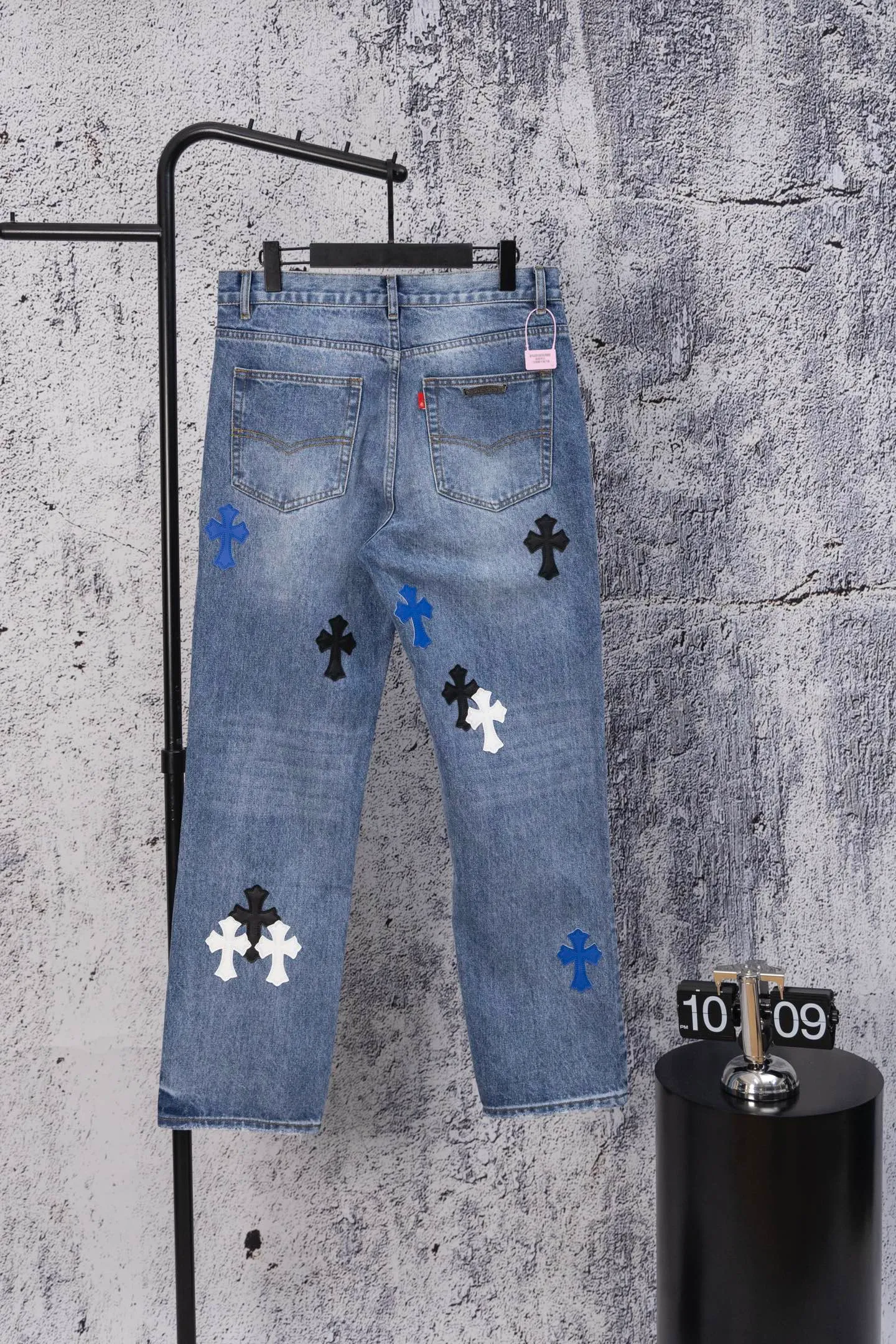 P240 CH Chromehearts limited edition black and white blue cross patchwork leather jeans, priced at 34W level, patchwork cross pattern embellishment, washed jeans! ! An absolutely high-end luxury product, a 1.9W-level god-level single product, a super popular product, made by top heavy industry, a magic weapon that cannot be missed! [About Zangyin] This is an extremely luxurious fashion brand that can also be called the aristocracy of the high street. It has always been an exclusive brand for some hipsters or rich second generations. Compared with ordinary high streets, it is more luxurious and noble. Compared with luxury brands, it is more fashionable and individual. It has always been a brand that I have a special liking for. [Top heavy industry fashion design] Consistently high-street luxury style. Speaking of this style, the Zangyin family and GU family are definitely the leading representative brands. Especially the Zangyin family has really achieved a state-of-the-art effect in creating high-street style. The unique washed material is used to create this style. The color system is already quite eye-catching. After it is decorated with patchwork cross flowers, it cleverly highlights the charm of the brand. Secondly, this style uses classic The high-waist cutting design highlights the long legs and fashionable temperament of the upper body. The brand is highly recognizable and the slim fit configuration is more suitable for daily wear. It is a product that interprets personality, fashion, and specifications at a glance. This single product is enough to make any fan excited. It can be a white T-shirt for a youthful college style, or a tight suspender for a royal style. It has strong matching ability and can be easily controlled by men.  [Materials and craftsmanship] Needless to say, this point goes without saying. As an excellent craftsman brand, Zangyin’s requirements for details and craftsmanship are really perfect. The washed color of this model has gone through so many processes, not to mention the embellishment of denim appliques. It is also purely hand-made and sewn. Just like what they believe in, only hand-made things have soul and have the meaning of wear. A top-notch heavy-duty fashionable denim item, I look forward to your perfect interpretation! !  Color: blue Size: 28-36